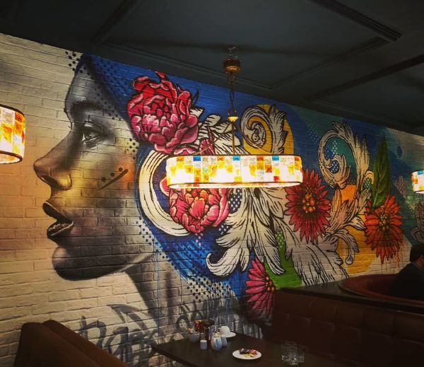 You are currently viewing Stunning Bar And Restaurant Makeover With Wall Art